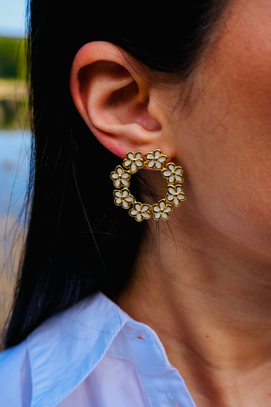Boucles d'Oreilles Couronne Florale Blanche